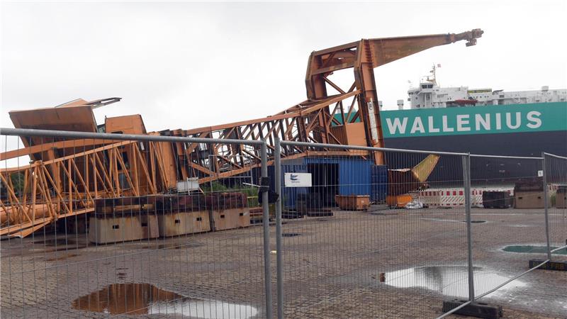 Schiffsunglück in Bremerhaven: Lloyd Werft ist heftiger getroffen als angenommen Da dürfte nichts mehr zu retten sein: Umgekippter 450-Tonnen-Kran auf der Lloyd Werft. Foto: Scheer