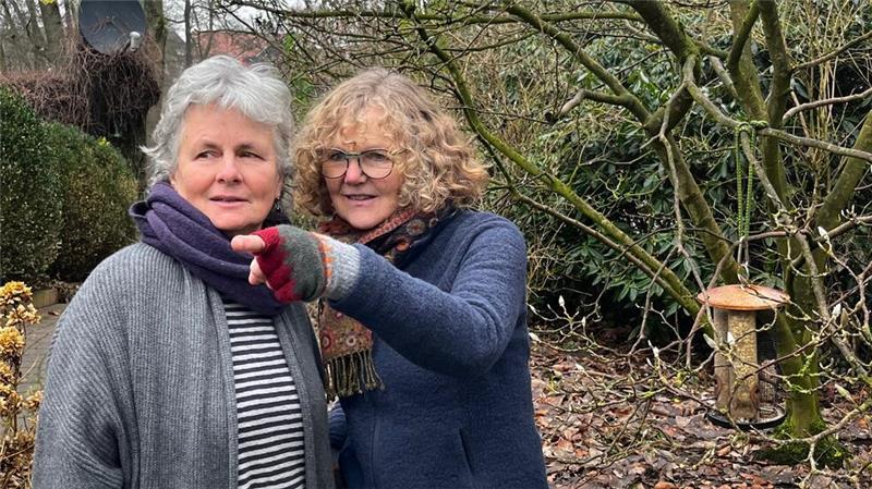 Piept’s bei Ihnen? Nabu im Landkreis ruft zum Vogelzählen auf Da, eine Tannenmeise: Inken Gerlach (rechts) und Catharin Chomow beobachten Wintervögel.