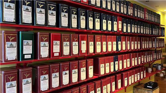 Da fällt die Wahl schwer: Ob Früchtetee oder Kräutermischungen - bei Tee Sprickerhoff werden Teeliebhaber fündig.