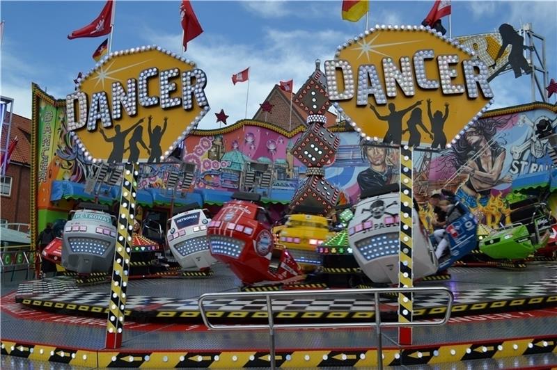 Frühjahrsmarkt startet nächste Woche in Stade Da fliegen die Haare: Die Fahrgeschäfte auf dem Stader Frühjahrsmarkt sorgen für Nervenkitzel .