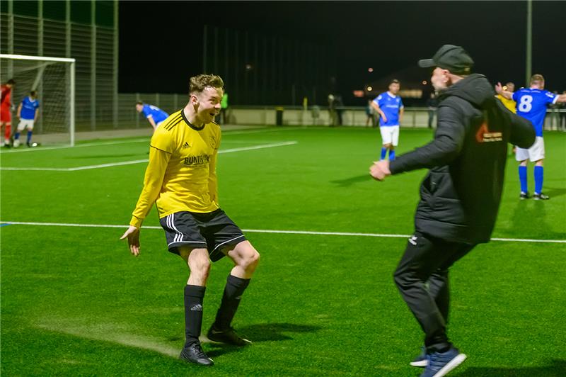 Da gab es kein Halten mehr: Der TSV Apensen gewann am Sonnabendabend 3:2 gegen Eintracht Immenbeck. Foto: Schmietow