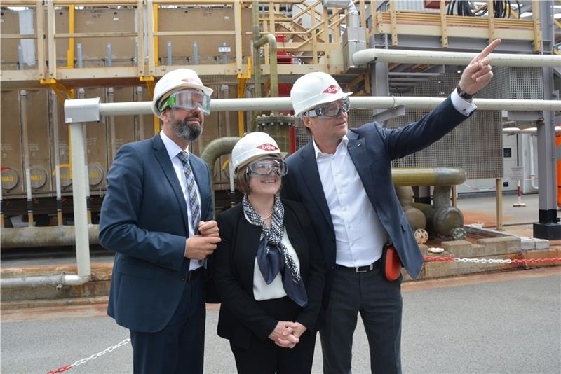 Da geht es lang zum Klimawandel : Minister Olaf Lies, Dow-Werkleiterin Bridget Sparrow und Dow-Deutschland-Präsident Ralf Brinkmann. Foto Stephan