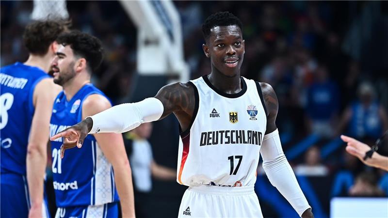 „Spielen nicht für Silber“: Basketballer heiß auf EM-Gold Da geht’s lang! Dennis Schröder hat die deutschen Basketballer ins Finale geführt.