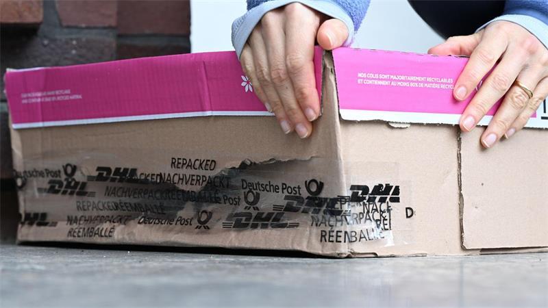 Da ging etwas schief: Ein aufgerissenes Paket vor einer Haustür. (Archivbild)