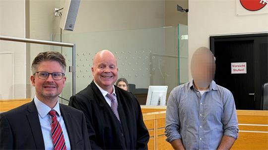 Da haben die Anwälte gut lachen: Freispruch für einen wegen angeblicher Tötungsdelikte angeklagten Arzt.