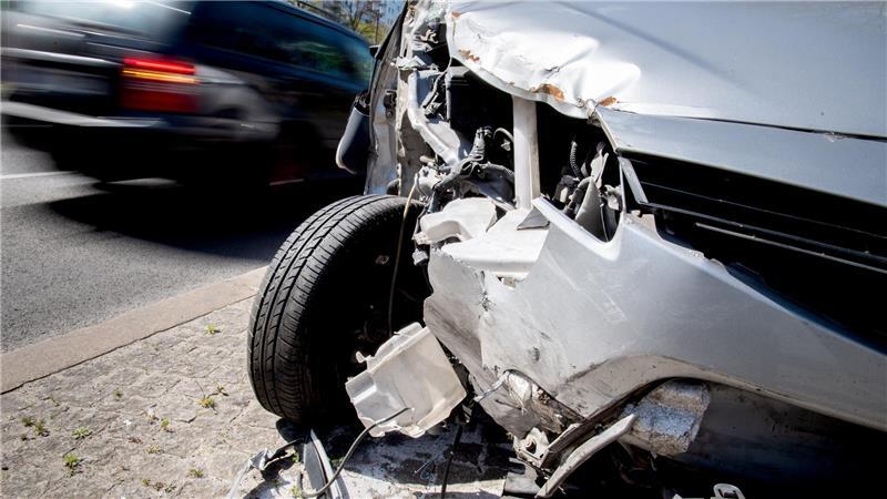 Rollerfahrer verletzt Fußgängerin in Stade - und flüchtet Da hat's gekracht: Probleme kann es auch mit der Versicherung geben, wenn man sich nach dem Unfall vom Ort des Geschehens entfernt.