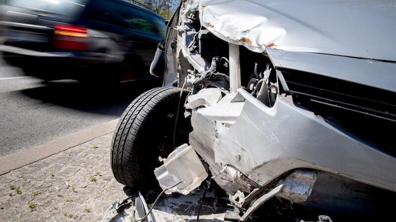 Da hat's gekracht: Probleme kann es auch mit der Versicherung geben, wenn man sich nach dem Unfall vom Ort des Geschehens entfernt.