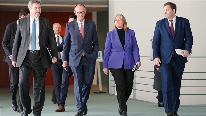 Da hatten sie schon Ergebnisse dabei: Die Parteichefs von CSU, CDU und zwei mal SPD (von links) auf dem Weg zur Pressekonferenz nach dem letzten Koalitionsausschuss