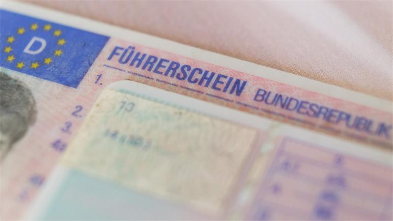 „Da isser ja“: Ein Mann findet seinen verloren geglaubten Führerschein wieder und bekommt später Probleme.