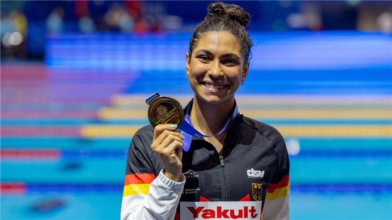 Elendts furioser Schwimm-Coup: „Bedeutet unglaublich viel“ Da ist das Ding: Elendt präsentiert stolz die Goldmedaille.