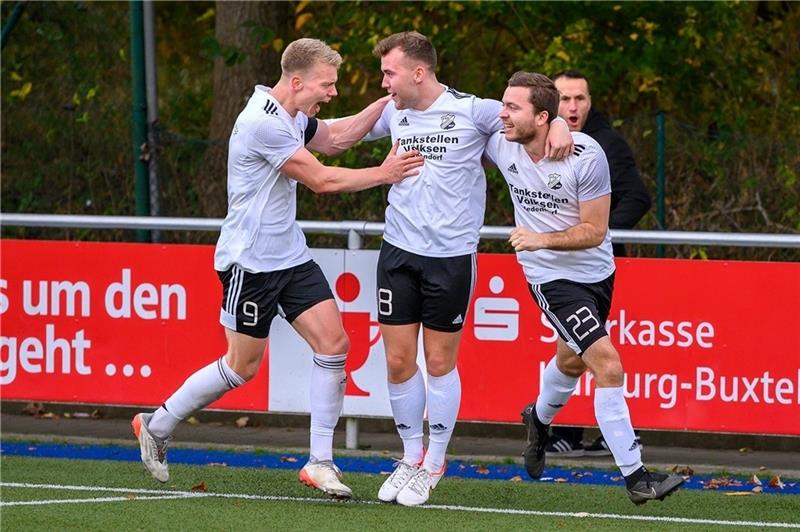 Da ist der erste Heimsieg dieser Saison perfekt: Jerome Kröger (rechts) hat den Elfer zum 3:2 verwandelt. Kapitän und Torschütze Jan-Hendrik Scheppeit (links) sowie Rico-Leon Stahl sind die ersten Mitfeiernden. Foto: Schmietow