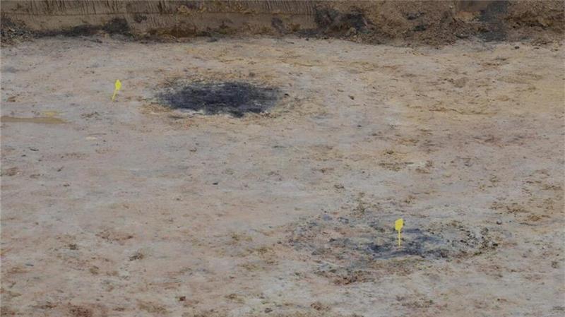 Archäologen: Spannende Funde entlang der Suedlink-Trasse Da ist was. Die schwarze Färbung deutet auf eine Feuerstelle hin.