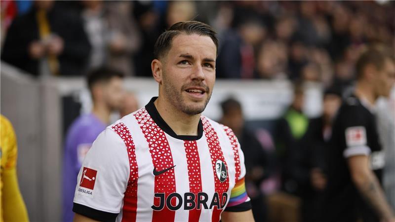 Da kann man schon mal lächeln - Christian Günter ist nun alleiniger Rekordspieler des SC Freiburg.