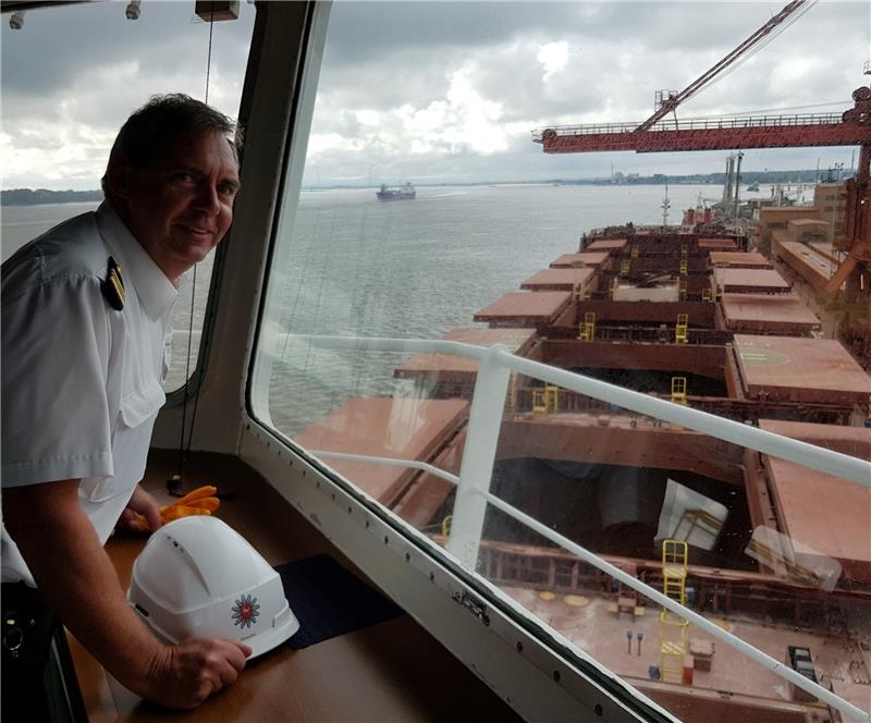 Da kommt der Seefahrer in ihm hoch: Hauptkommissar Ralf Delventhal auf der Brücke der „Patricia V“ im Stader Seehafen. Fotos Beneke
