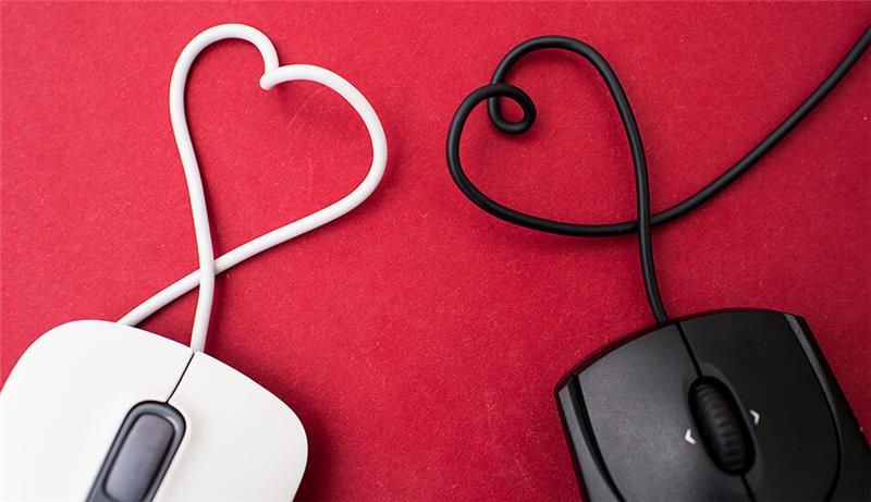 Love Scam: Liebesbriefe von der ISS Da kräuselt sich das Mauskabel vor Liebe: Echt ist die bei Love Scam aber nur auf einer Seite. Die Betrügerinnen und Betrüger wollen nur Geld sehen. Foto: Henrik Josef Boerger/dpa-tmn