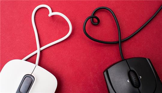 Da kräuselt sich das Mauskabel vor Liebe: Echt ist die bei Love Scam aber nur auf einer Seite. Die Betrügerinnen und Betrüger wollen nur Geld sehen. Foto: Henrik Josef Boerger/dpa-tmn