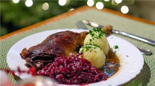 Da läuft einigen das Wasser im Mund zusammen, aber nicht allen: eine Portion knusprige Gänsekeule mit Rotkohl und Klößen. (Archivbild)