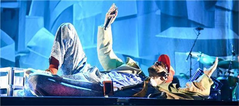 Da liegt er auf der Bühne der Stadthalle: Rapper Alligatoah beim Heimspiel. Foto: Scheschonka