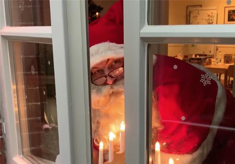 Da lugt er aus seinem Arbeitszimmer durch den Fensterspalt – der Weihnachtsmann im Christkinddorf (Archivbild).