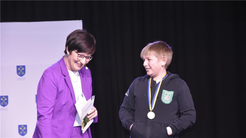 Die Stadt Buxtehude ehrt ihre besten Athletinnen und Athleten Da musste selbst die Bürgermeisterin lachen: Nelian Gehlken parierte mit schlagfertigen Antworten.