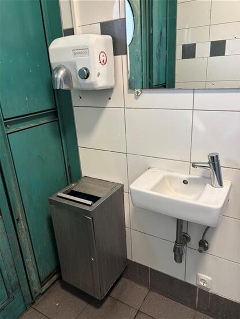 Da nützt auch ein moderner Wasserhahn nichts: Die Toiletten am Platz am Sande wirken heruntergekommen. Der starke Uringeruch löst Brechreiz aus.