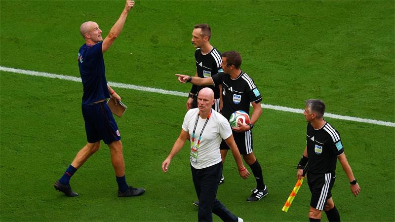 Das war die WM-Nacht: England und Argentinien im Halbfinale Da oben war das Problem: Norwegens Sportkoordinator Brede Hangeland (l) beschwert sich bei den Schiedsrichtern.
