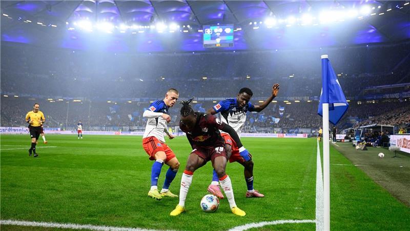 Da rollte der Fußball wieder.