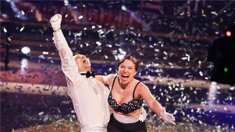 Da sah noch alles gut aus: Bianca Heinicke und Zsolt Sándor Cseke zeigten einen Tanz zu „Dick & Doof“.