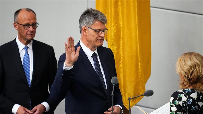Ein Verkehrsminister auf Abruf Da schien die Welt noch in Ordnung zu sein: Schnieder bei der Vereidigung. (Archiv-Foto)