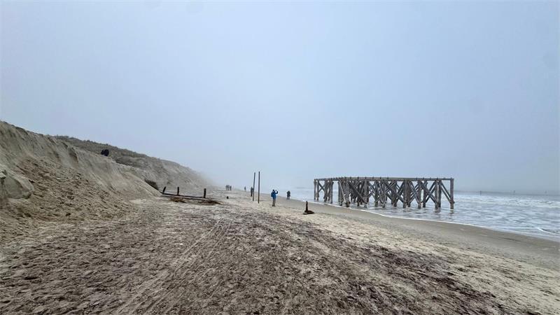 „Gewaltiges Loch“ – Sturmfluten spülen Nordsee-Strände weg Da schon im Sommer an der Weißen Düne Sand fehlte, hatte das Staatsband den Badebetrieb dort abgesagt.