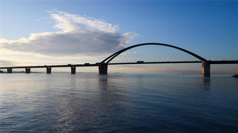 Da sich die Fehmarnsundbrücke in einem schlechteren Zustand befindet als erwartet, steigen die Kosten der Sanierung erneut an. (Archivbild)