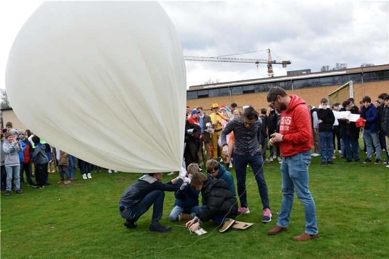 Experiment in Buxtehude: Stratosphären-Ballon bleibt am Boden Da sieht noch alles gut aus: Die  Lehrer Nicholas Zittlau und Dr. Ralph Springer (rechts) überprüfen die Ausrüstung vor dem Start und dann muss der Versuch abgeblasen werden. Foto: Felsch