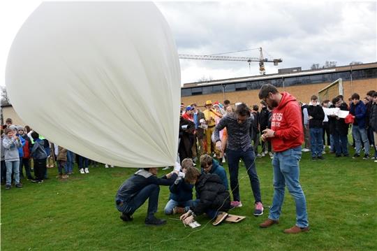 Experiment in Buxtehude: Stratosphären-Ballon bleibt am Boden Da sieht noch alles gut aus: Die  Lehrer Nicholas Zittlau und Dr. Ralph Springer (rechts) überprüfen die Ausrüstung vor dem Start und dann muss der Versuch abgeblasen werden. Foto: Felsch