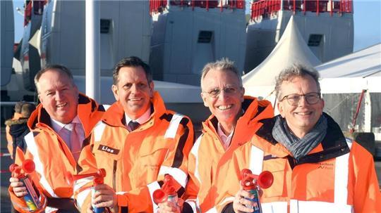 Da strahlen sie (von links): Cuxhavens Oberbürgermeister Uwe Santjer, Niedersachsens Wirtschaftsminister Olaf Lies, Staatssekretär Stefan Wenzel und NPorts-Chef Holger Banik. 