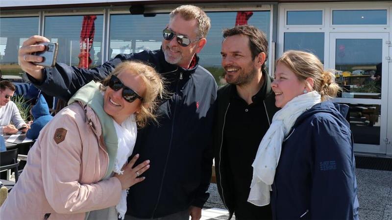 Da war Hensslers Ahoi-Welt noch in Ordnung: Im April 2022 schaute Steffen Henssler in seinem „Ahoi“- Restaurant in Otterndorf nach dem Rechten.