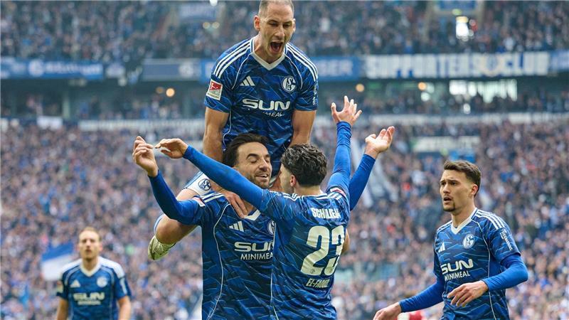 Da war der Jubel noch groß: Kenan Karaman feiert mit Nikola Katic (oben) und Flankengeber Soufiane El-Faouzi (vorne) sein Tor zum 2:0. Rechts Dejan Ljubicic. 