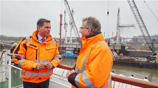 Da war die LNG-Welt noch in Ordnung: Niedersachsens Wirtschaftsminister Olaf Lies (links) und Holger Banik, Geschäftsführer der Niedersachsen Ports, bei der Übergabe des Anlegers für verflüssigte Gase in Stade im Dezember 2023.