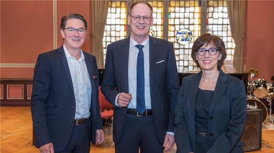 Da war die Sparkassen-Welt noch in Ordnung: Zum Abschied von Vorstand Wolfgang Schult wurde er von Michael Senf und Astrid Knipping eingerahmt.