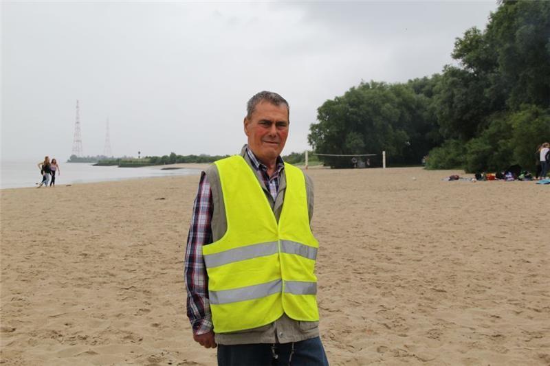Da war die Welt noch in Ordnung: Strandaufseher Ernst-August Pape am Dienstag am Bassenflether Strand.
