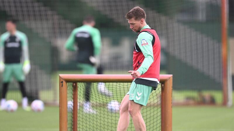Dritter Top-Scorer verletzt: Bremens Weiser mit Kreuzbandriss Da war er noch fit: Mitchell Weiser beim Werder-Trainingsauftakt.