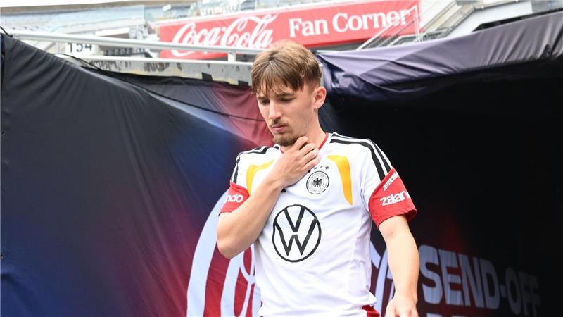 Da war noch alles gut: Lennart Karl betritt vor dem verhängnisvollen Training das Soldier Field Stadium.