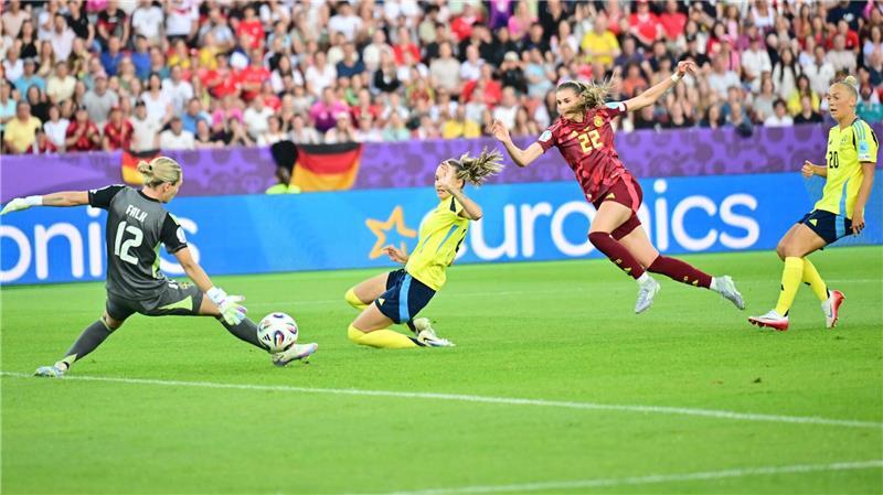 „Liegen am Boden“: DFB-Frauen von Schweden vorgeführt Da war noch alles in Ordnung für die DFB-Auswahl: Jule Brand (in Rot) erzielt das 1:0.