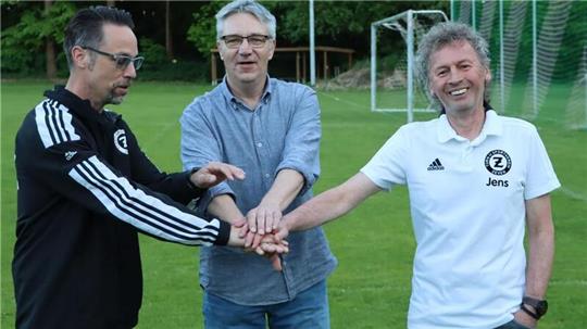 Per Handschlag besiegeln Manfred Mansfeld sowie Abteilungsleiter Jan Koziol und Teammanager Jens Hinrichs vom TuS Zeven die Verpflichtung.