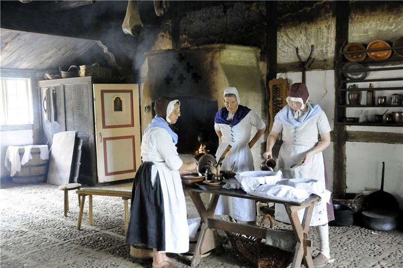 Da war noch nix mit Thermomix: Darstellerinnen der Gelebten Geschichte kochen im Heidehof. Foto: FLMK