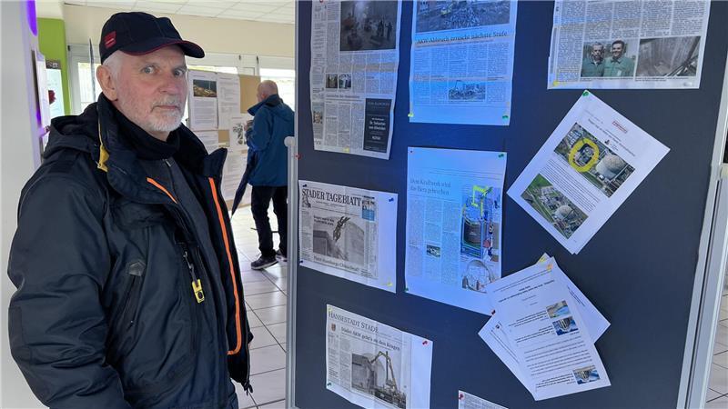 Da werden Erinnerungen wach: Lutz Dierenfeld vor den TAGEBLATT-Artikeln zum Kernkraftwerk Stade. Er hat hier früher gearbeitet.