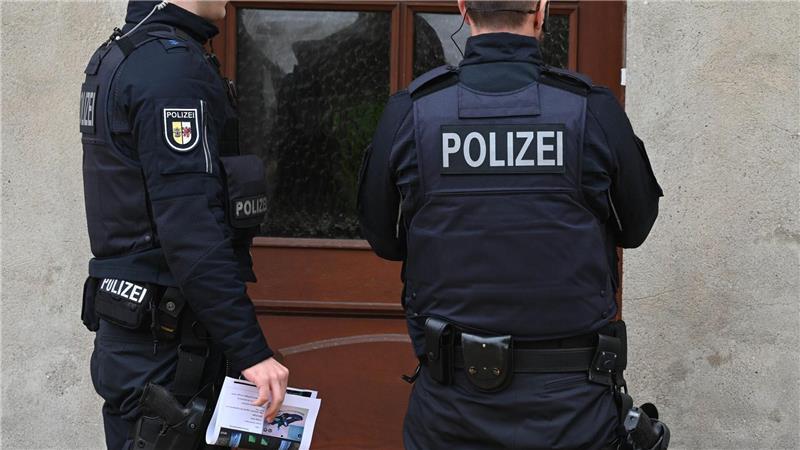 Wo ist Fabian? Angestrengte Suche nach Achtjährigem Dabei gehen Einsatzkräfte auch von Haustür zu Haustür.