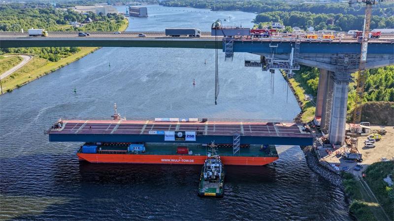 Wann Autos über die neue Rader Hochbrücke rollen Dabei kamen vier sogenannte Hydraulik-Pressen zum Einsatz.