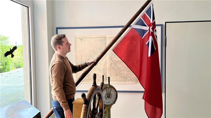 Archäologe löst das große Rätsel der Seefahrtschule in Grünendeich Dachbodenfund: Dr. Sebastian Ipach hält den alten Fahnenmast der Seefahrtschule in seinen Händen.