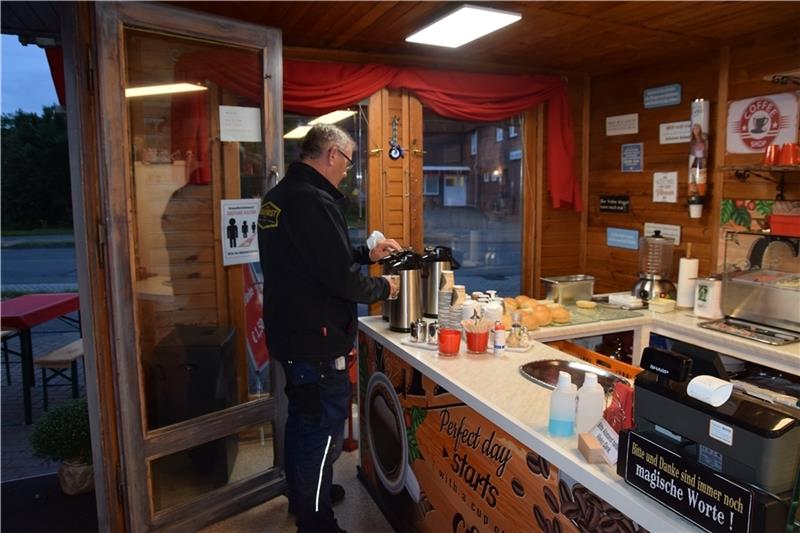 Dachdecker Günther Jantke nimmt noch mal nach: Der Kaffee darf im Stehcafé so oft wie gewünscht nachgefüllt werden.