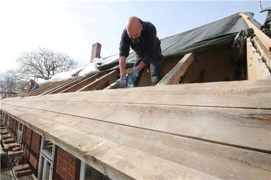 Dachdecker bei der Arbeit. Foto: Gereke